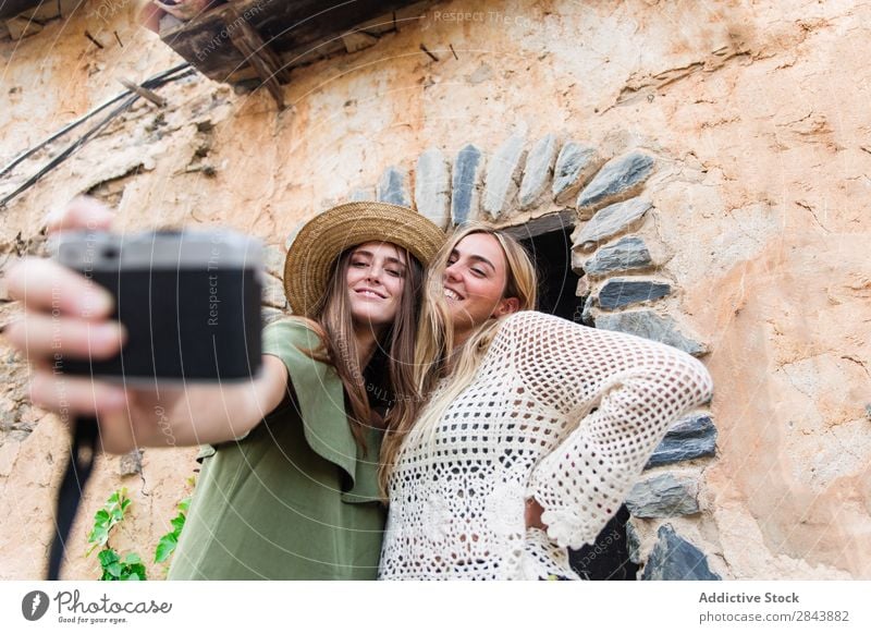 Frauenfreunde nehmen Selfie Touristen Freundschaft Zusammensein Fotokamera Gesichter machen Grimassen schneiden Ferien & Urlaub & Reisen Lifestyle Jugendliche