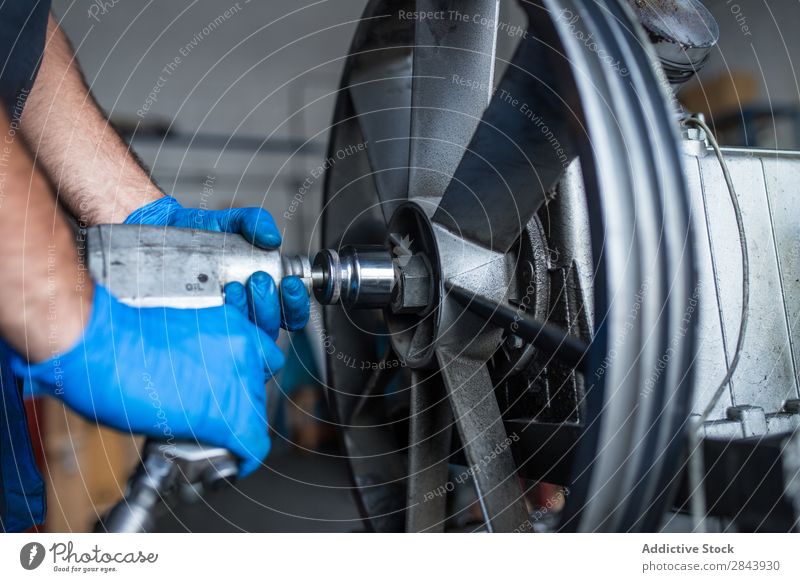 Mechanische Befestigung eines Kompressormotors Automechaniker Reparatur Mitarbeiter Schlagschrauber Schwungrad industriell Lokomotive Flugzeugwartung Werkstatt