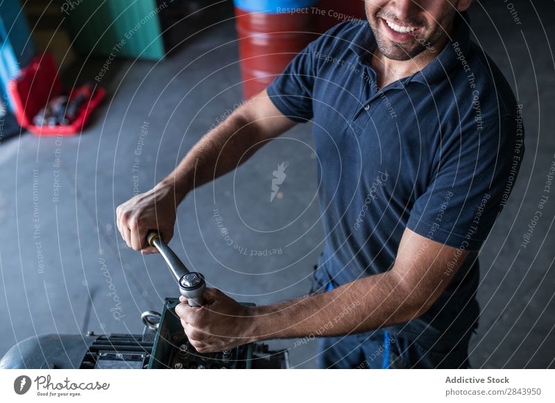 Mechanische Befestigung eines Kompressormotors Automechaniker Reparatur Mitarbeiter industriell Lokomotive Zerlegung Schraubenschlüssel Sperrriegel