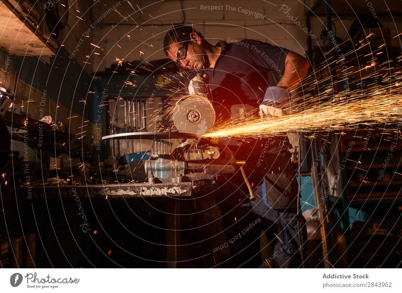 Arbeiter mit einem Winkelschleifer Mitarbeiter Metall Schleifmaschine Ecke Funken Technik & Technologie Kraft Industrie Stahl industriell Werkzeug elektrisch