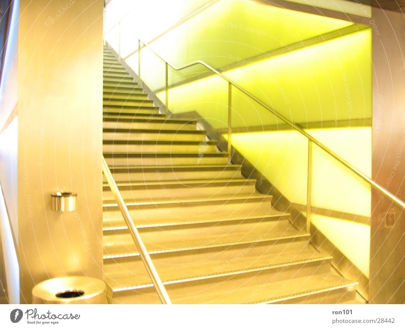 stairs Wand grün Aschenbecher Müllbehälter Architektur Treppe Geländer Beleuchtung