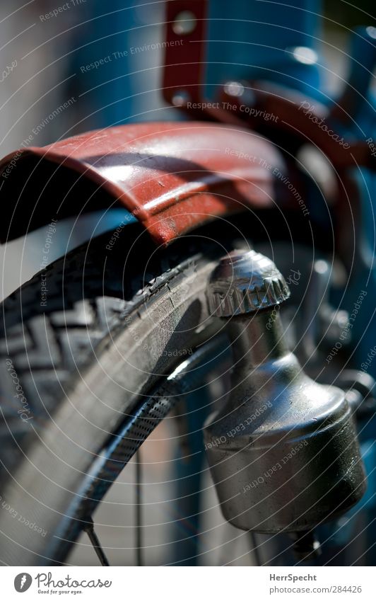 Makro-cyclotisch Fahrrad alt ästhetisch nah schön grau rot schwarz vorderreifen Reifen Reifenprofil Fahrraddynamo Speichen Generator Energiewirtschaft