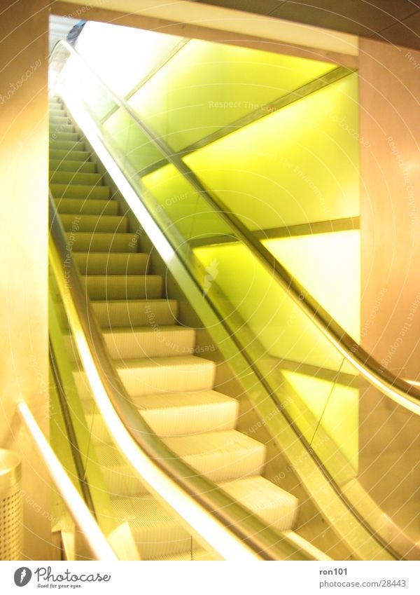 escalator Rolltreppe Wand grün Licht Architektur Beleuchtung Treppe