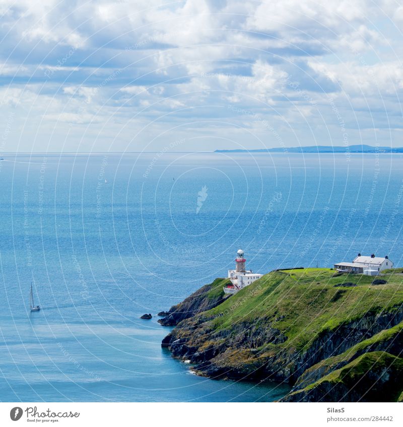 Urlaub auf der Insel Natur Himmel Wolken Sommer Felsen Wellen Küste Meer Klippe England Haus Leuchtturm Segelboot blau grau grün rot weiß Farbfoto Außenaufnahme