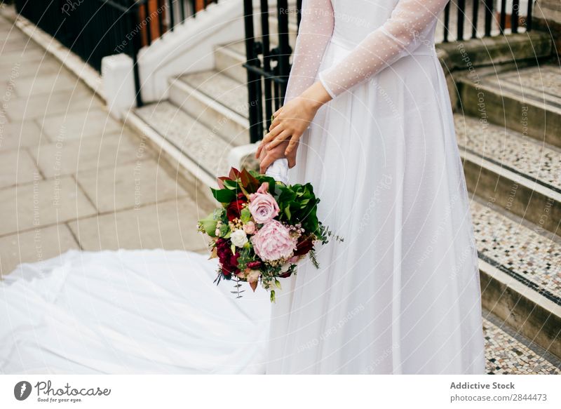 Nicht erkennbare Frau mit Blumen im weißen Kleid Braut Kittel Haufen Blumenstrauß laufen Imkerschleier elegant Beautyfotografie Mode Mädchen schön Straße Model