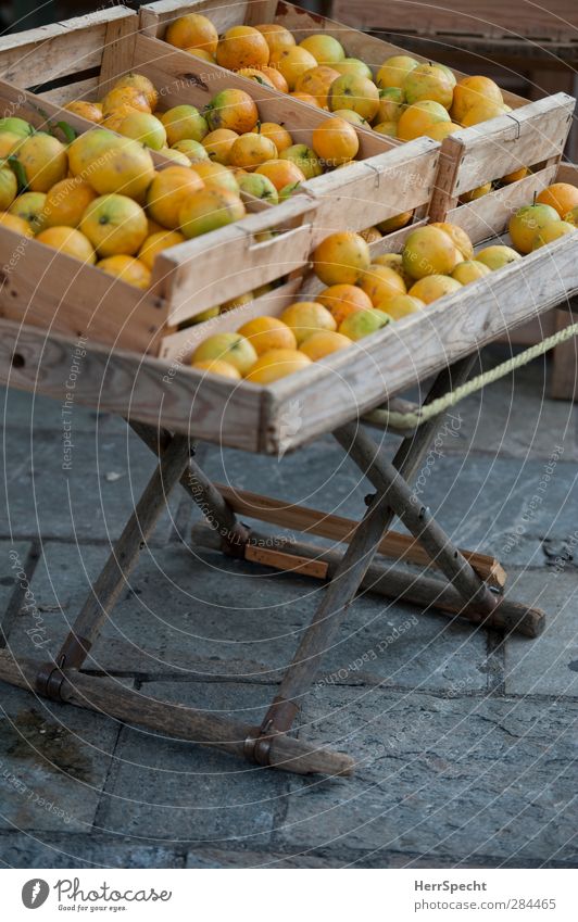 Schüttware Orange Holz Duft natürlich saftig braun gelb grau Markt Obst- oder Gemüsestand Obstkiste Frucht Obstladen Kiste unreif Farbfoto Gedeckte Farben