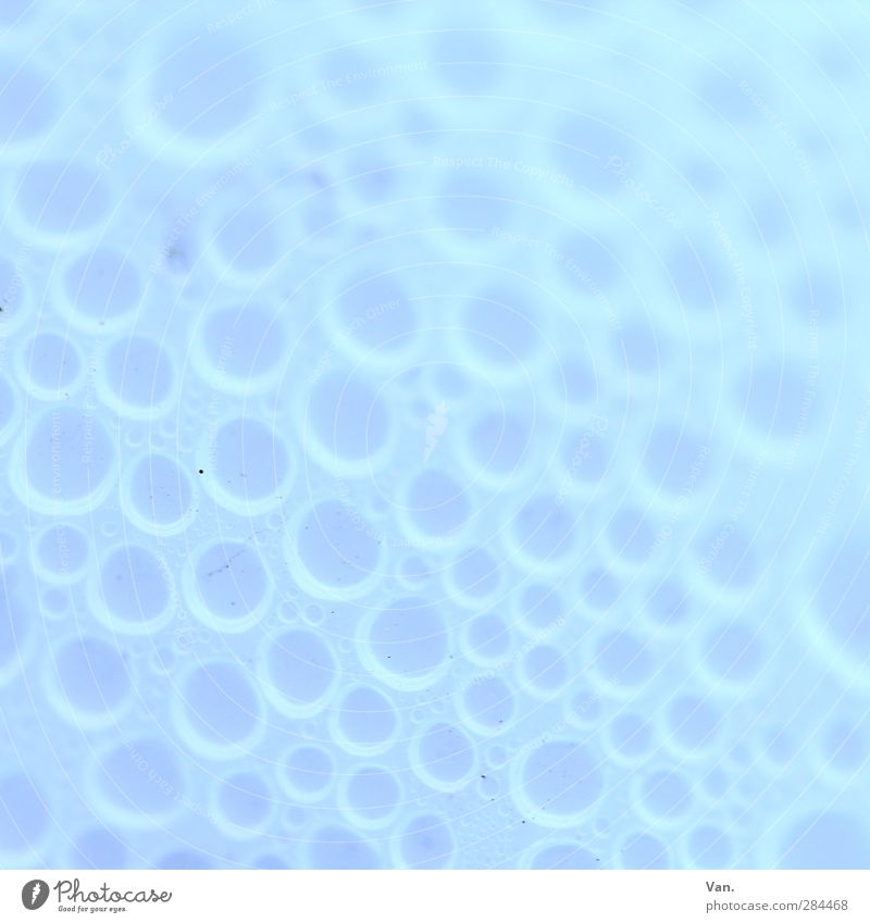 gefangen in Plastik / Tröpfchenbildung Wasser Wassertropfen Kunststoff frisch kalt nass rund blau Tau Farbfoto Gedeckte Farben Außenaufnahme Detailaufnahme