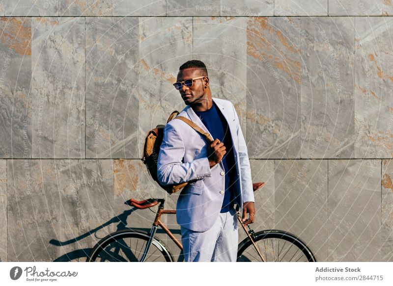 Trendy Mann mit Fahrrad auf der Straße Mode Stadt selbstbewußt formell schwarz Geschäftsmann stehen Afrikanisch Pendeln elegant Verkehr anhaben modisch Erfolg