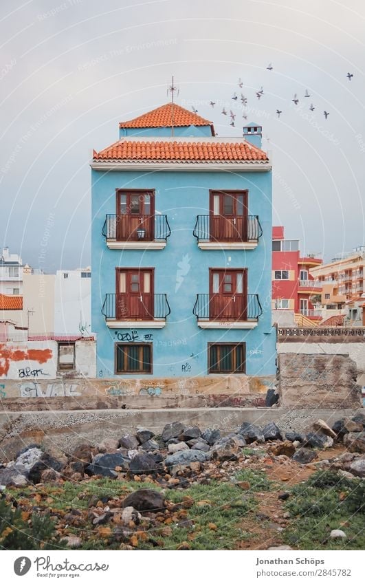 Blaue Hausfassade in Puerto de la Cruz, Teneriffa Menschenleer Kleinstadt Stadt Stadtzentrum Stadtrand Altstadt bevölkert Einfamilienhaus Fassade Fenster