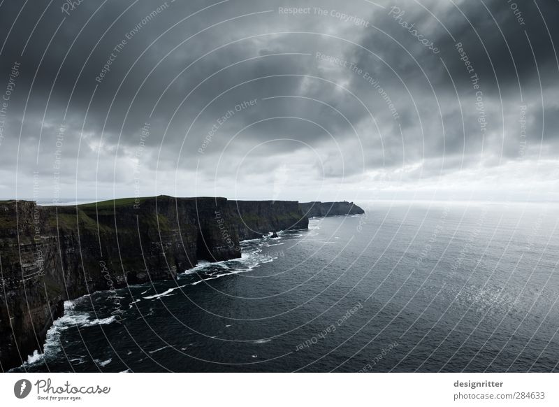 trotzig Himmel Wolken Gewitterwolken Klima schlechtes Wetter Unwetter Felsen Berge u. Gebirge Wellen Küste Bucht Meer Atlantik Klippe Cliffs of Moher Nordirland