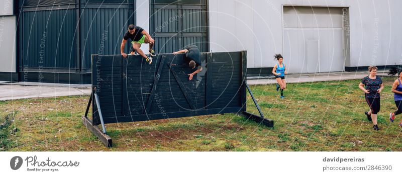 Teilnehmer am Hindernislauf und an der Kletterwand Lifestyle Sport Klettern Bergsteigen Internet Mensch Frau Erwachsene Mann Menschengruppe springen authentisch