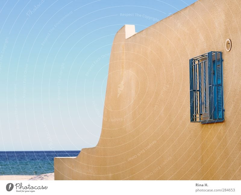 Strandurlaub Ferien & Urlaub & Reisen Sommerurlaub Meer Natur Wolkenloser Himmel Schönes Wetter Haus Mauer Wand Fenster einfach hell Wärme blau gelb Gitter