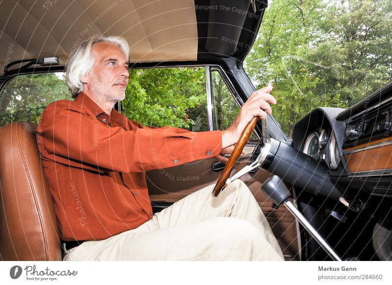Oldtimer fahren Lifestyle Stil Mensch maskulin Mann Erwachsene 1 30-45 Jahre Verkehrsmittel Autofahren Fahrzeug PKW braun orange grauhaarig grün Bart elegant