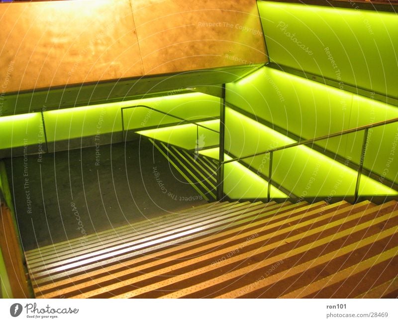 stairways to hell Treppenhaus grün Licht Architektur Beleuchtung Geländer