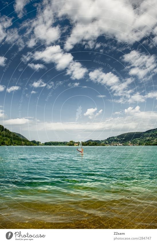 Allein auf weiter Flur II Lifestyle Wassersport Windsurfer 1 Mensch Natur Landschaft Himmel Wolken Sommer Berge u. Gebirge See Schwimmen & Baden Erholung fahren