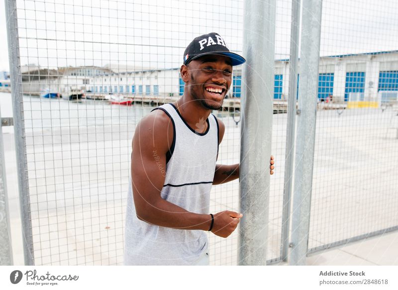 Schwarzer Mann, der auf einem Sportplatz posiert. Sportpark Körperhaltung schwarz Stadt selbstbewußt Afroamerikaner Freizeit & Hobby Erwachsene stark Sportler
