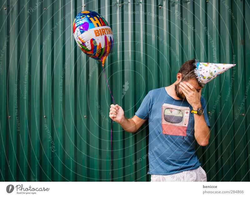 Getting older Geburtstag Mensch Mann Jugendliche Junger Mann alt Luftballon Partyhut Wand weinen Enttäuschung Traurigkeit Tränen festhalten grün Humor lustig