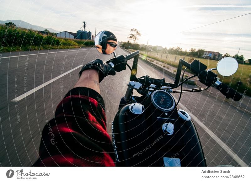 Anonymer Mann auf der Fahrradroute Motorrad Straße Landschaft Ferien & Urlaub & Reisen Verkehr Freiheit Laufwerk Reisender Autobahn Tourismus extrem Bewegung