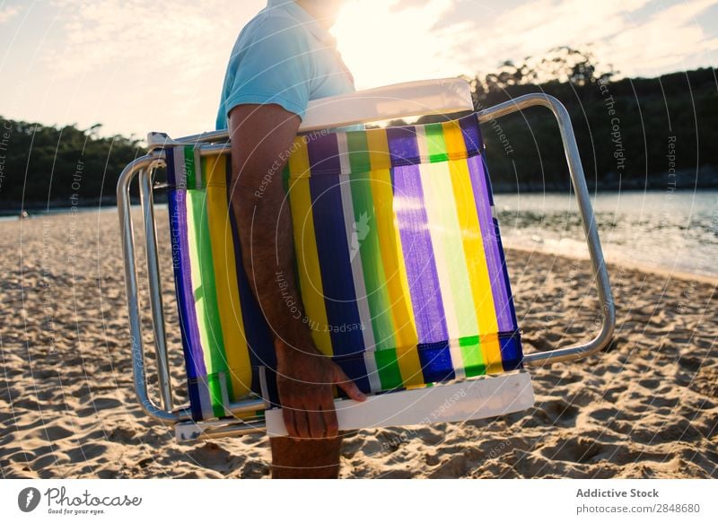 Mann schnappt sich Strandkorb Sonnenbank Ferien & Urlaub & Reisen Natur Erholung Lounge Reisender tropisch friedlich Freizeit & Hobby natürlich Sommer