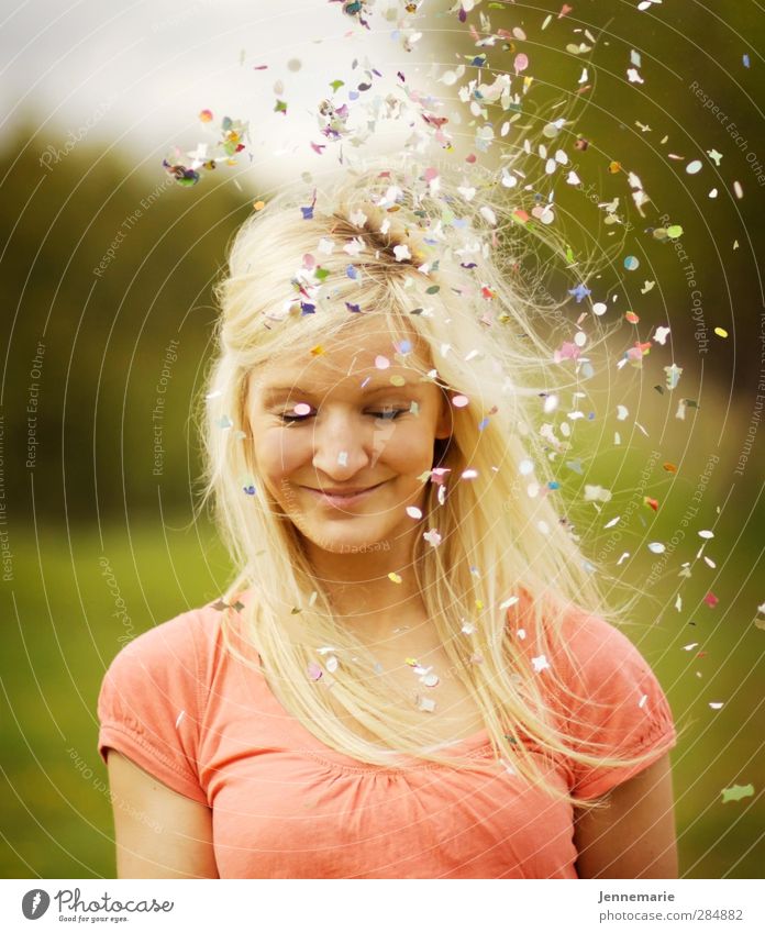 Konfetzi feminin Junge Frau Jugendliche Gesicht 1 Mensch 18-30 Jahre Erwachsene blond Glück Leben Lebensfreude Leichtigkeit Freude Farbfoto Außenaufnahme Tag