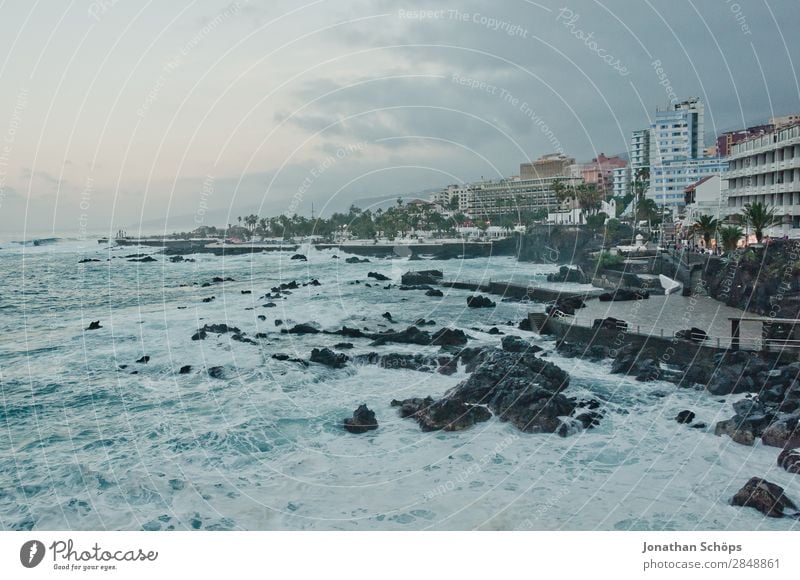 Küste in Puerto de la Cruz, Teneriffa Natur Stadt Hafenstadt ästhetisch Kanaren Spanien Atlantik Meer Wellen Strand blau Dämmerung Skyline Felsen Uferpromenade