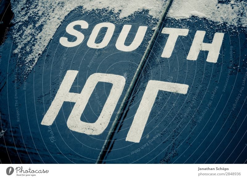 Himmelsrichtung Süden auf englisch und russisch Ferne Schnee Kompass Erde Dach Metall Schriftzeichen unten blau Ziel Kyrillisch Russland Russisch Englisch Wort