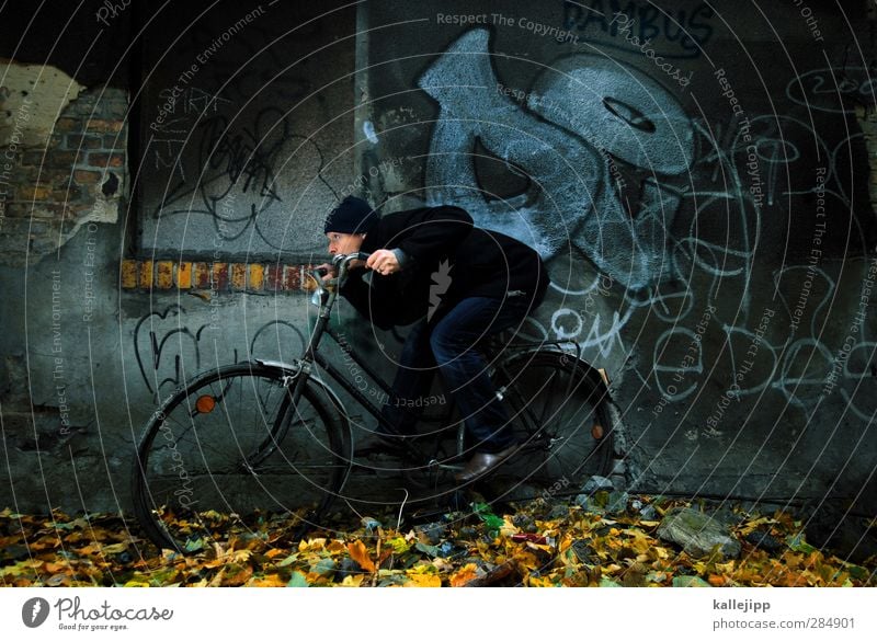 gegenwind Fahrrad Mensch maskulin Mann Erwachsene 1 30-45 Jahre Herbst Fahrzeug fahren lenken Eile Geschwindigkeit Mauer Graffiti Blatt ducken Aerodynamik Mütze