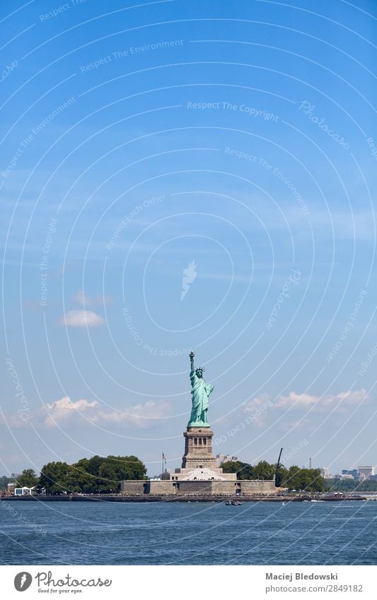 Freiheitsstatue vor dem blauen Himmel, New York. Ferien & Urlaub & Reisen Tourismus Städtereise Insel Fluss Wahrzeichen Denkmal historisch Inspiration Mut
