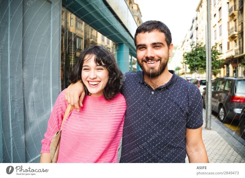 Junges Paar mit Spaß auf der Straße Lifestyle kaufen Freude Glück schön Sommer wandern Frau Erwachsene Mann Freundschaft T-Shirt Pullover Vollbart Lächeln