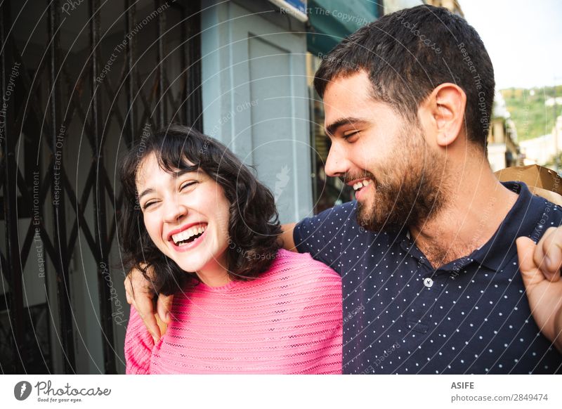 Lachendes Paar auf der Straße Lifestyle kaufen Freude Glück schön Sommer wandern Frau Erwachsene Mann Freundschaft T-Shirt Pullover Vollbart Lächeln lachen