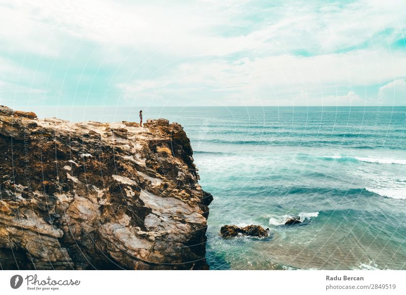 Landschaft und Seelandschaft Blick auf den Ozean in der Algarve, Portugal Mensch feminin Junge Frau Jugendliche Erwachsene 1 18-30 Jahre Umwelt Natur Wasser