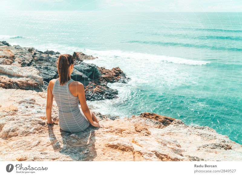 Frau, die die schöne Landschaft der Algarve bewundert, Portugal Mensch feminin Junge Frau Jugendliche Erwachsene 1 18-30 Jahre Umwelt Natur Wasser Himmel Sommer