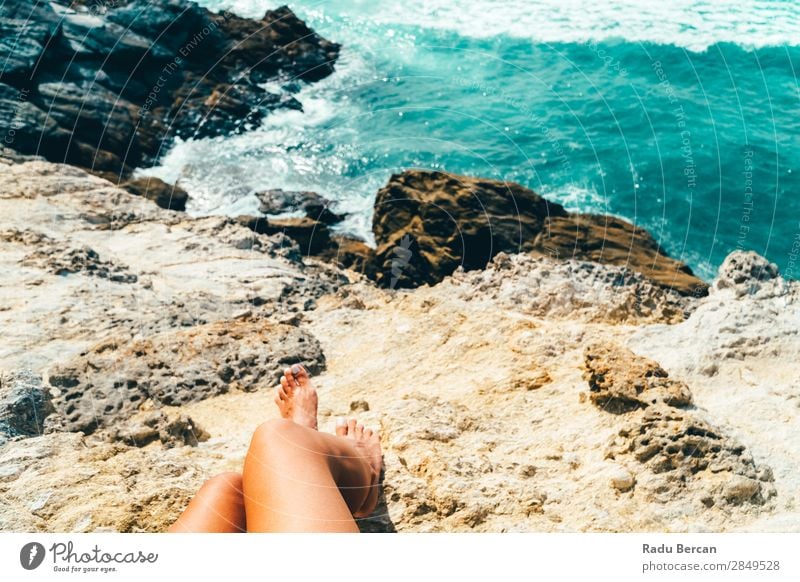 Frau, die die schöne Landschaft der Algarve bewundert, Portugal Mensch feminin Junge Frau Jugendliche Erwachsene Beine 1 18-30 Jahre Umwelt Natur Wasser Sommer