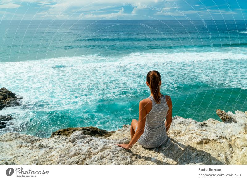 Frau, die die schöne Landschaft der Algarve bewundert, Portugal Mensch feminin Junge Frau Jugendliche Erwachsene 1 18-30 Jahre Umwelt Natur Wasser Himmel Wolken