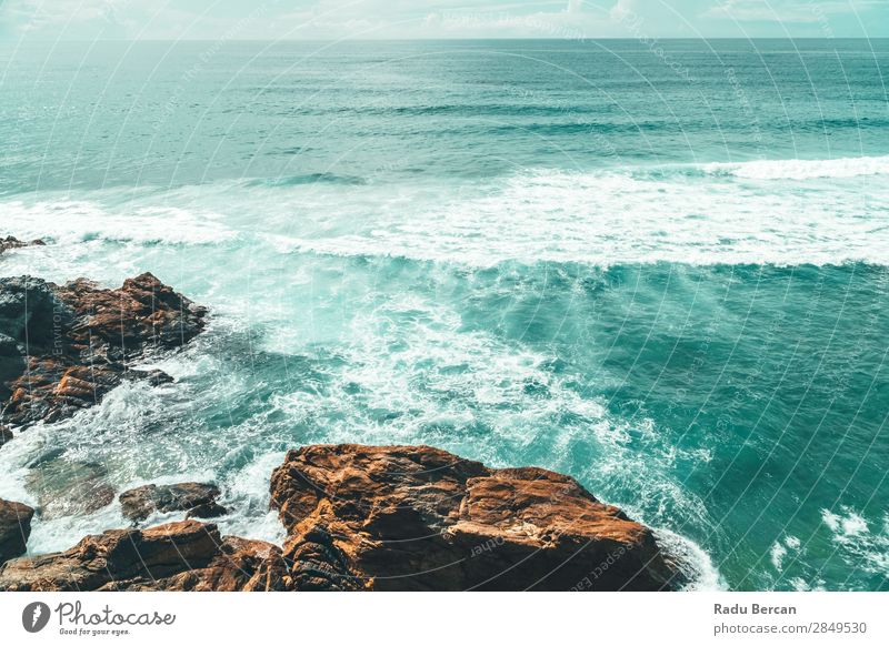 Landschaft und Seelandschaft Blick auf den Ozean in der Algarve, Portugal Umwelt Natur Wasser Himmel Sommer Wetter Schönes Wetter Felsen Wellen Küste Strand