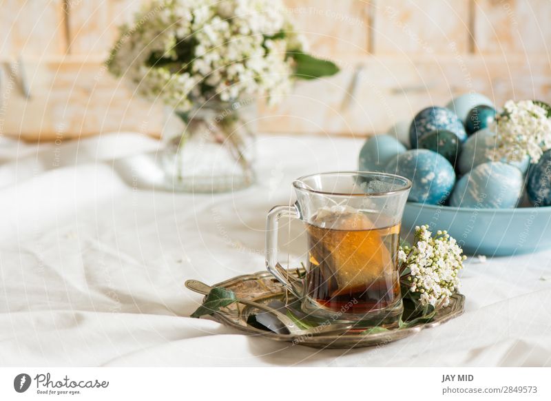 Natürlich gefärbte osterblaue Eier und Teetasse, Lebensmittel Frühstück Getränk Teller Tasse Becher schön Dekoration & Verzierung Feste & Feiern Ostern Blume