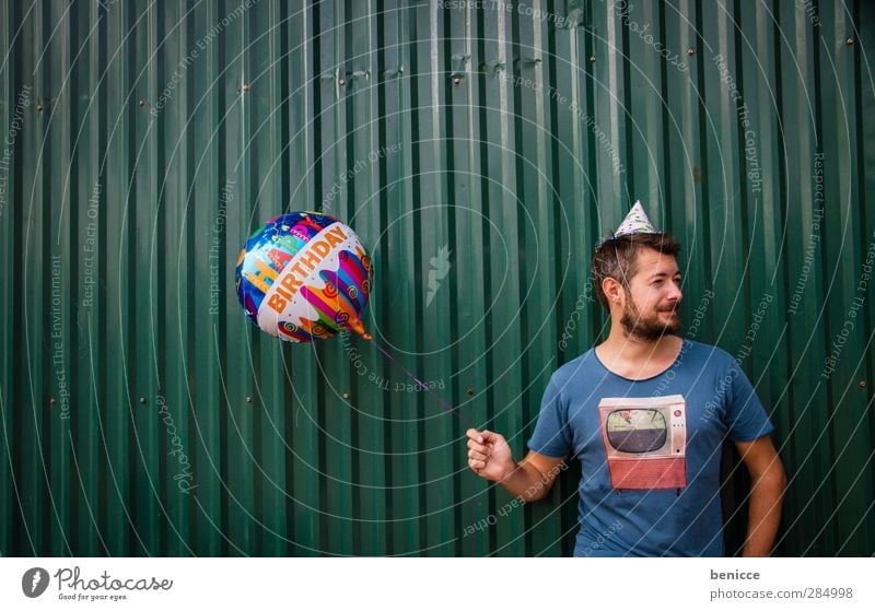 Happy B. - V Geburtstag Happy Birthday Luftballon Mann Mensch Junger Mann Bart alt Senior Wand Feste & Feiern Party stehen Lächeln Traurigkeit Reihe lustig