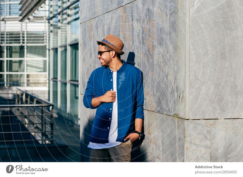 Mann mit Hut, der in der Wand posiert. Großstadt stehen Mensch Stadt Erwachsene modern Lifestyle Einsamkeit Porträt modisch Mode elegant Sonnenstrahlen