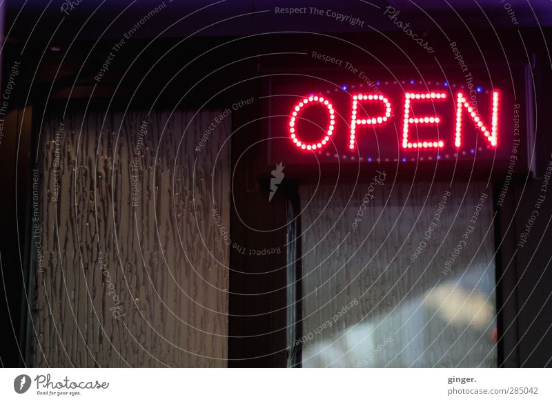 Köln UT 10/12 | Spelunke Haus Tür Namensschild leuchten Schilder & Markierungen open offen Hinweisschild Einladung Fenster Kneipe dunkel Gastronomie hässlich