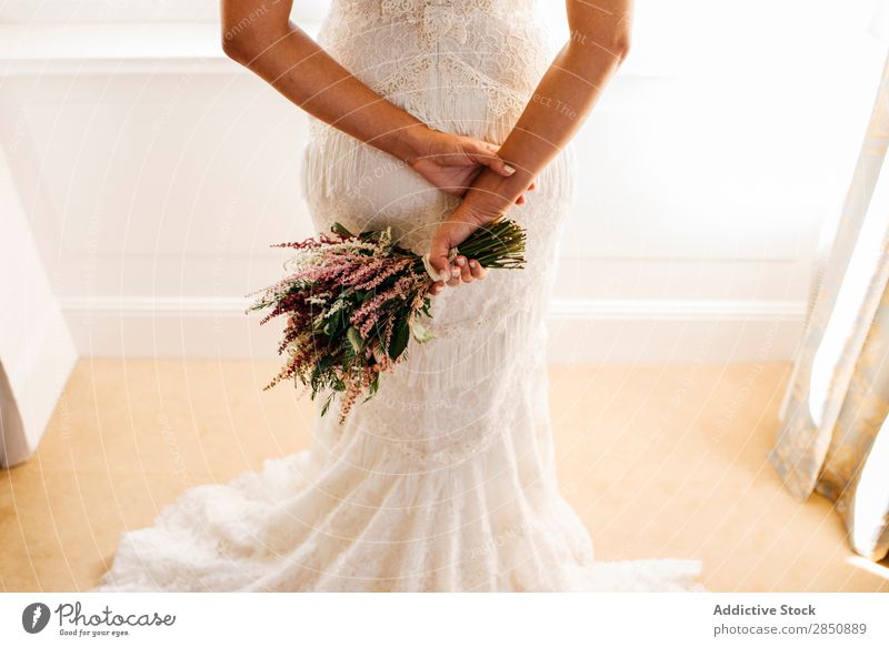 Rückansicht der Braut mit Blumenstrauß Körperhaltung elegant romantisch Veranstaltung Mode Hochzeit hochzeitlich Dekoration & Verzierung Vorbereitung Kleid