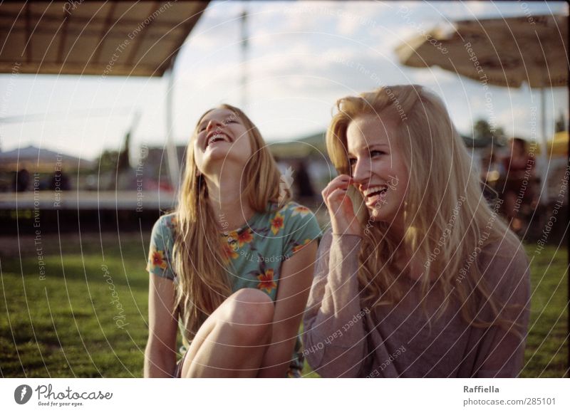glücklich | feminin Junge Frau Jugendliche Kopf Haare & Frisuren Gesicht 2 Mensch 18-30 Jahre Erwachsene T-Shirt Pullover blond langhaarig genießen lachen