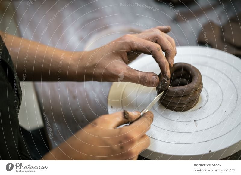 Getreidefrau bei der Arbeit mit Ton Frau Werkstatt Formgebung Instrument Kunsthandwerker Handarbeit Rad Kunstgewerbler Mitarbeiter Keramik roh Steingut