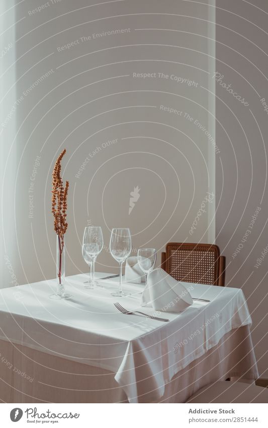 Filiale in der Vase auf dem Restauranttisch Innenarchitektur serviert Ast getrocknet Vasen Tisch Café klassisch Menschenleer Stuhl Serviette Glas Design Stil