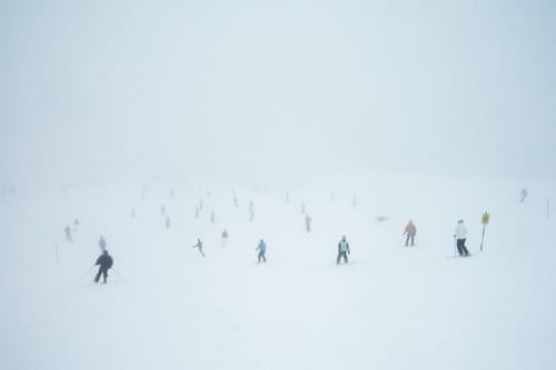 Schneegespenster Wintersport Skifahren Skipiste Menschenmenge schlechtes Wetter Nebel kalt weiß geisterhaft Außenaufnahme Textfreiraum oben Tag voll viele