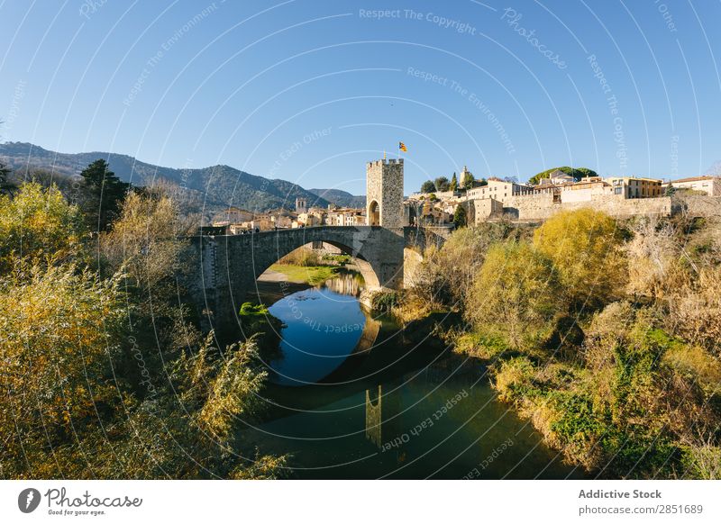 Mittelalterliche Brücke mittelalterlich Bestwert Fluss Wasser Reflexion & Spiegelung Katalonien Antiquität Spanien Tor Garrotxa Ferien & Urlaub & Reisen