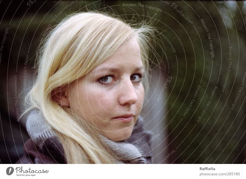 kritisch feminin Junge Frau Jugendliche Haut Kopf Haare & Frisuren Gesicht Auge Nase Mund 1 Mensch 18-30 Jahre Erwachsene Jacke Schal blond langhaarig Blick