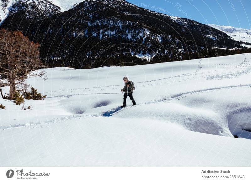 Ein Mann, der durch den Schnee geht. wandern laufen Trekking weiß Winter Schneeschuhe Natur Lifestyle Berge u. Gebirge Aktion kalt Himmel Klettern 2 Rucksack