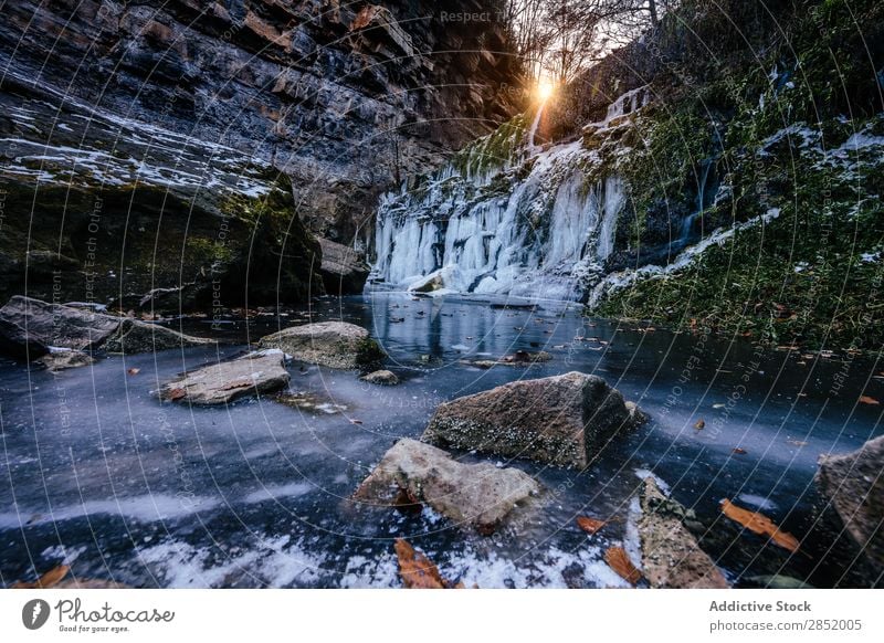 Gefrorener Wasserfall gefroren Landschaft Schnee Hintergrundbild Winter Jahreszeiten Detailaufnahme durchsichtig Eis schön Natur Beautyfotografie Felsen