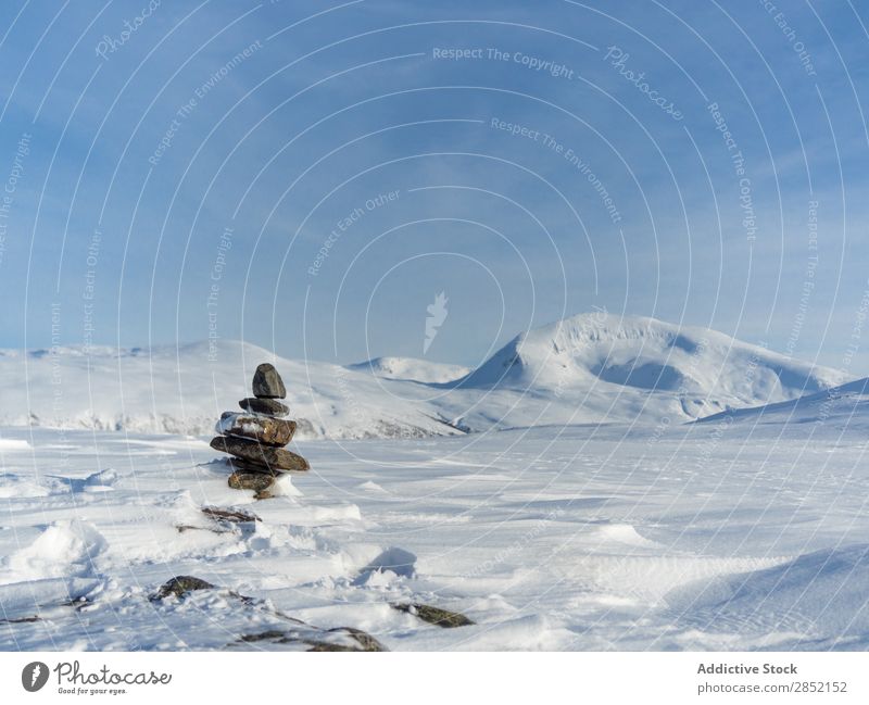 Gestapelte Steine im Winter Stapel Turm Hügel Schnee Natur Zen Erholung Landschaft kalt Eis blau Frost weiß schön frisch Wetter Berge u. Gebirge ruhig Tag
