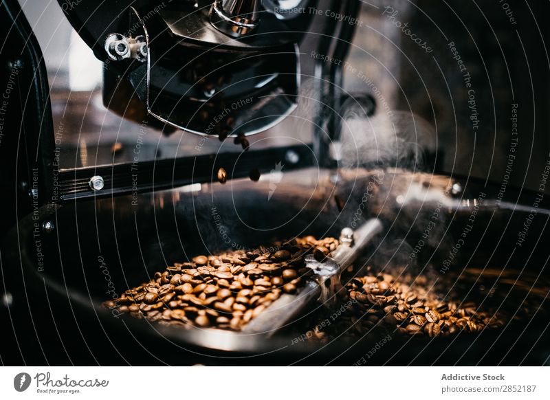 Kaffeemühle aus nächster Nähe knirschen Schleifmaschine Bohnen Espresso Nahaufnahme braun gebraten Café trinken Frühstück Koffein kaufen aromatisch dunkel Pause